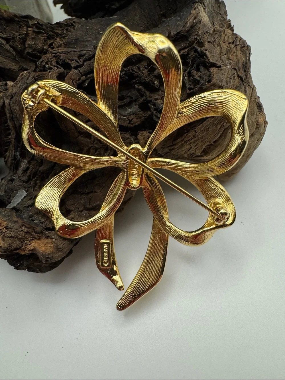 Napier vintage gold tone metal bow brooch, EUC.